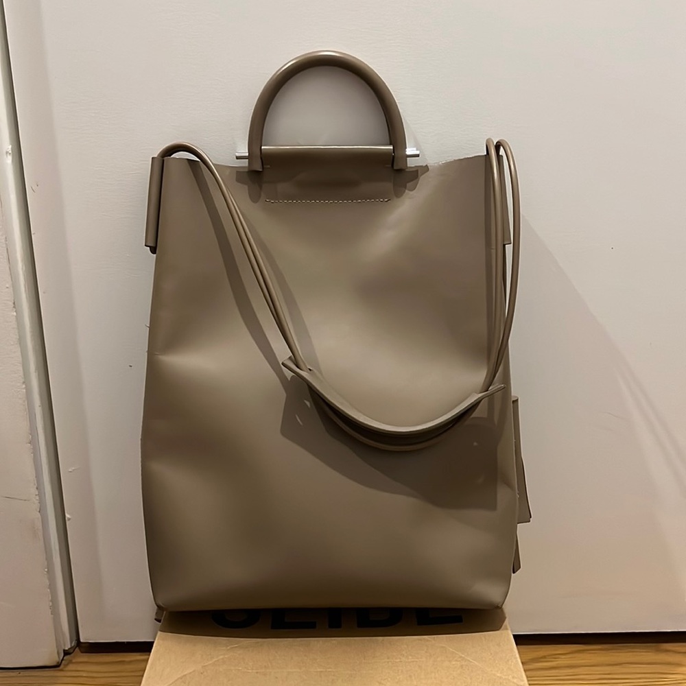 BUILDING BLOCK BUSINESS TASSLE LEATHER BAG TAUPE BEIGE FIT LAPTOP